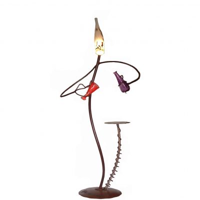 Lámpara de pié con una tulipa a modo de cabeza y brazos