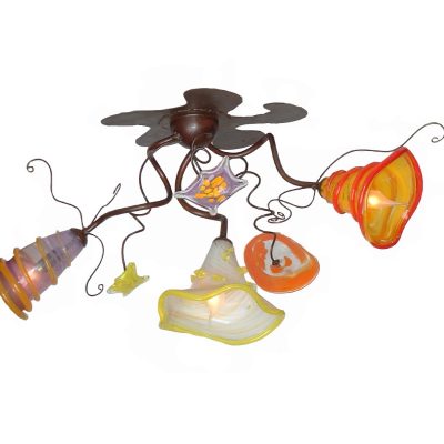 Lampara de techo con 3 tulipas azules y 3 brazos con adornos. Hierro y vidrio