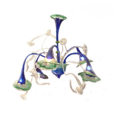 Lámpara de techo en tonos azules, transparentes y tonalidades verdes.