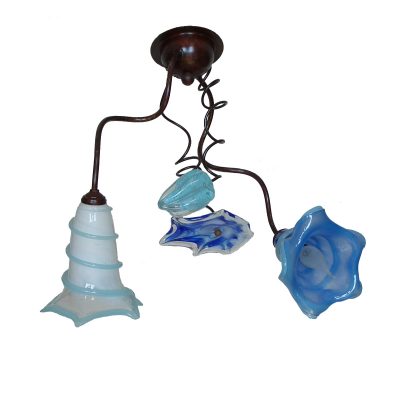 lámpara de techo azul.