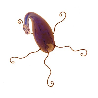 Lámpara de vidrio soplado y hierro.