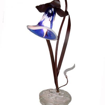 Lámparas sobre mesa. Vidrio soplado y hierro