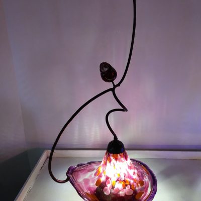 Lámpara de sobremesa. Hierro y vidrio soplado.