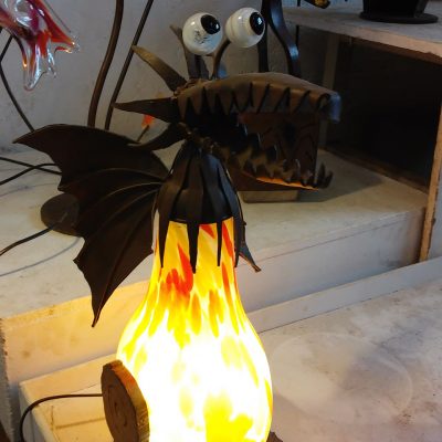 Lámpara de sobremesa. Hierro y vidrio soplado.